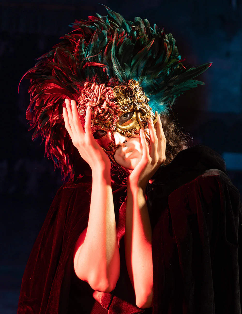 Gala con Piume Tigrate Blu - Image 3